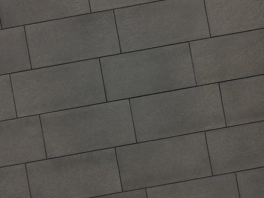 Verlegte PremiumLine-Platten in grau von Woehe & Heydemann in 80x40 – Naturstein-Optik mit harmonischer Linienführung 