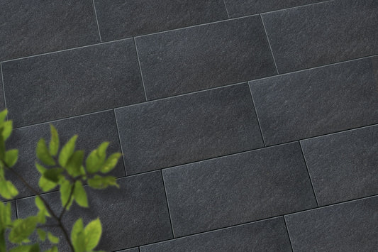 Verlegte PremiumLine-Platten in grau von Woehe & Heydemann in 60x40 – Naturstein-Optik mit harmonischer Linienführung 