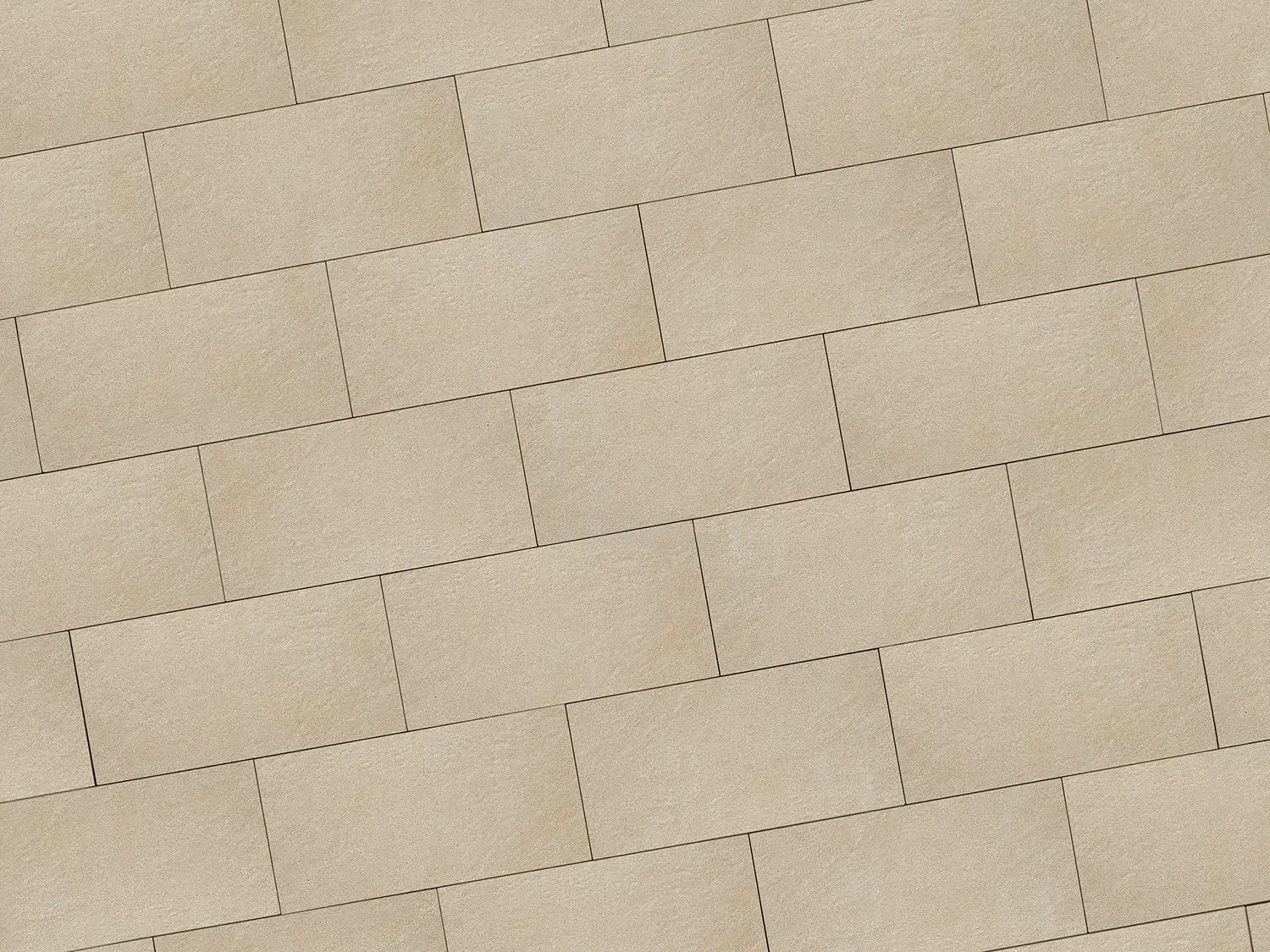 Verlegte NanoLine-Platten in beige von Woehe & Heydemann in 60x30 – Naturstein-Optik mit harmonischer Linienführung 