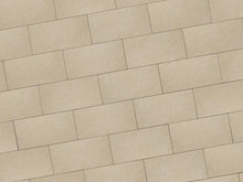 Verlegte NanoLine-Platten in beige von Woehe & Heydemann in 60x30 – Naturstein-Optik mit harmonischer Linienführung 