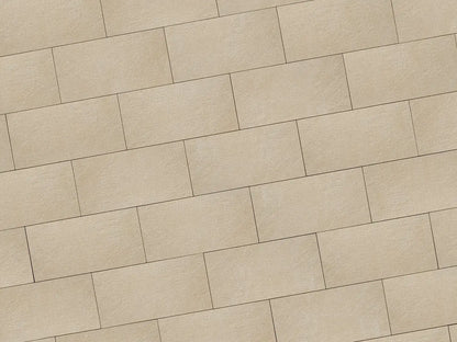 Verlegte NanoLine-Platten in beige von Woehe & Heydemann in 60x30 – Naturstein-Optik mit harmonischer Linienführung 