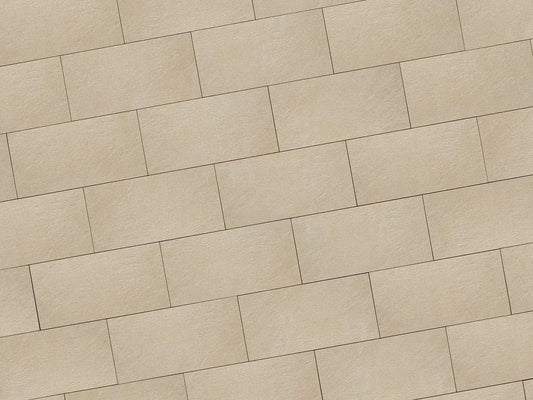 Verlegte NanoLine-Platten in beige von Woehe & Heydemann in 60x30 – Naturstein-Optik mit harmonischer Linienführung 