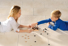 Verlegte NanoLine-Platten in beige von Woehe & Heydemann in 60x40 – Naturstein-Optik mit harmonischer Linienführung und spielenden Kindern