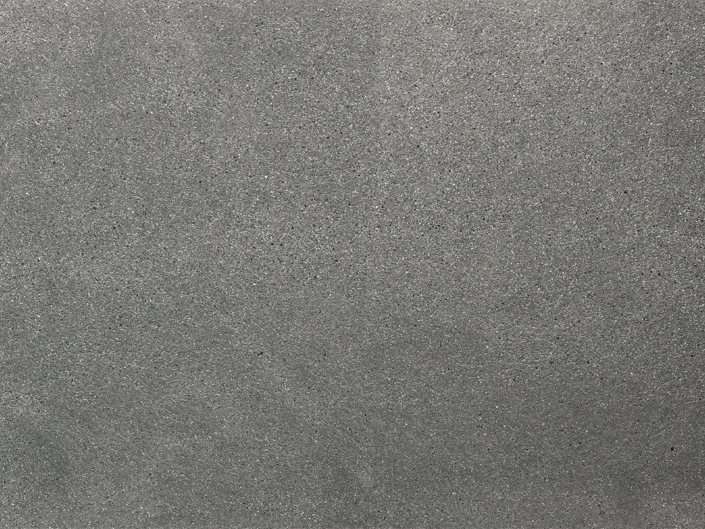 NanoLine-Terrassenplatte in grauer Naturstein-Optik von Woehe & Heydemann - nachhaltige feine Oberfläche