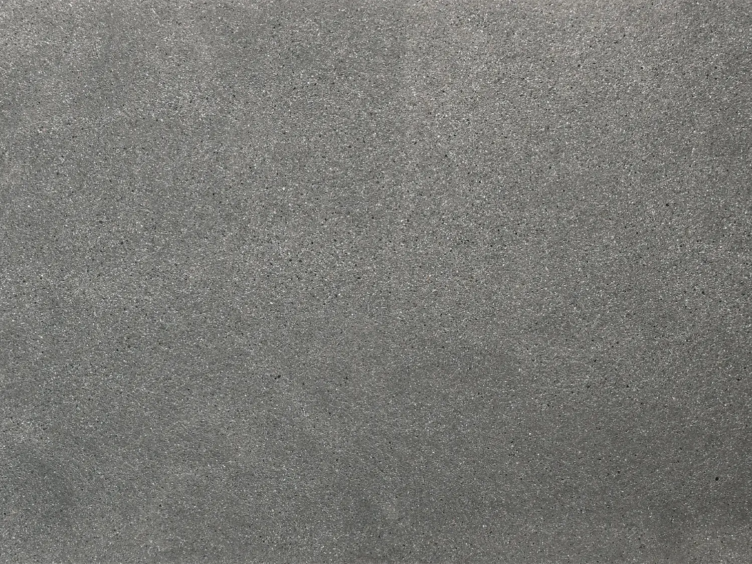 NanoLine-Terrassenplatte in grauer Naturstein-Optik von Woehe & Heydemann - nachhaltige feine Oberfläche