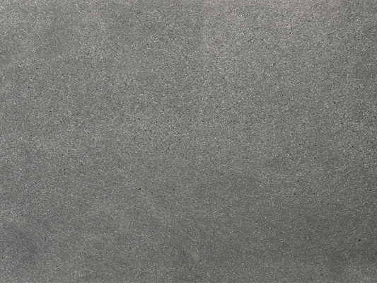 NanoLine-Terrassenplatte in grauer Naturstein-Optik von Woehe & Heydemann - nachhaltige feine Oberfläche