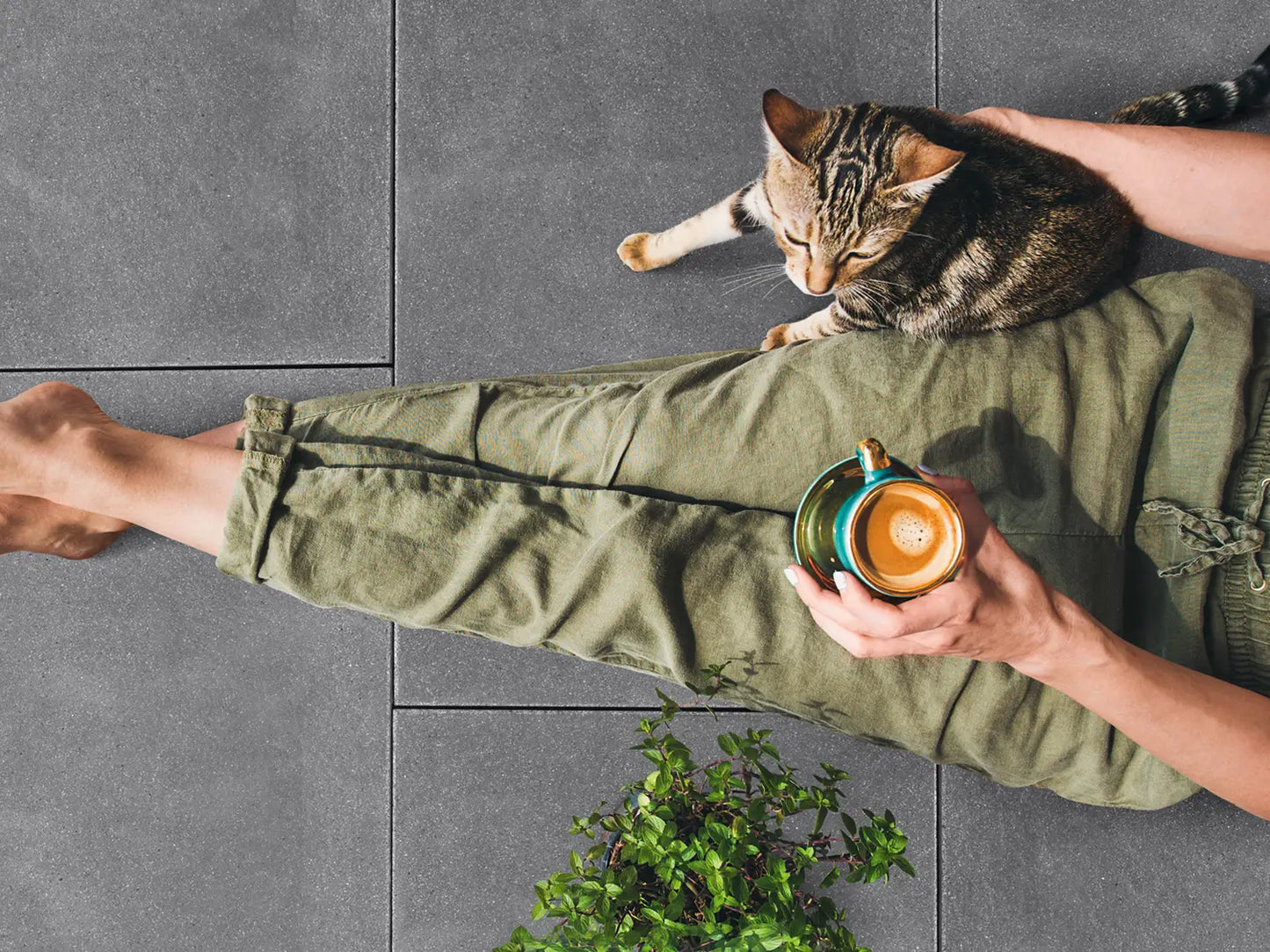 Verlegte NanoLine-Platten in grau von Woehe & Heydemann in 60x40 – Naturstein-Optik mit harmonischer Linienführung 