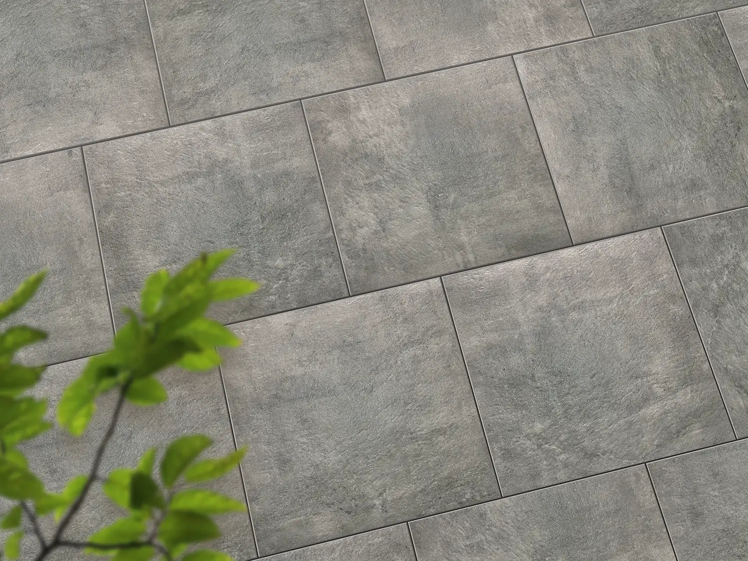 Verlegte CreativeLine-Platten in beige von Woehe & Heydemann in 60x60 – Naturstein-Optik mit harmonischer Linienführung 