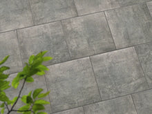 Verlegte CreativeLine-Platten in beige von Woehe & Heydemann in 60x60 – Naturstein-Optik mit harmonischer Linienführung 