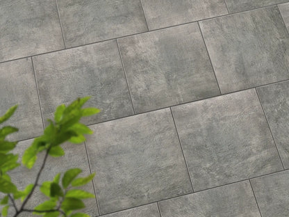 Verlegte CreativeLine-Platten in beige von Woehe & Heydemann in 60x60 – Naturstein-Optik mit harmonischer Linienführung 