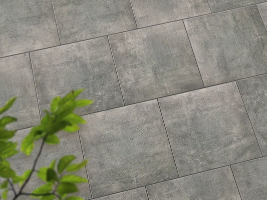 Verlegte CreativeLine-Platten in beige von Woehe & Heydemann in 60x60 – Naturstein-Optik mit harmonischer Linienführung 
