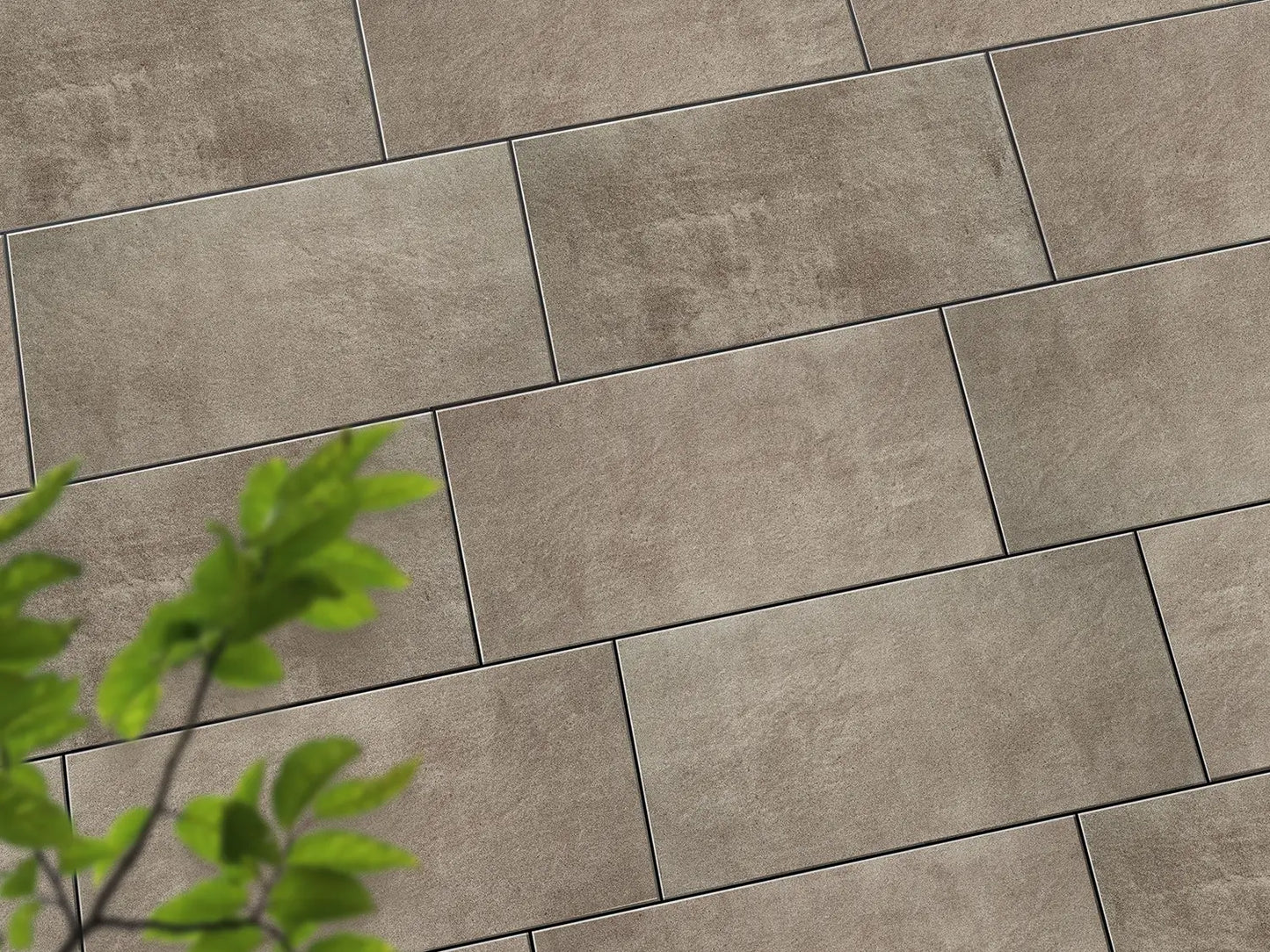 Verlegte CreativeLine-Platten in beige von Woehe & Heydemann in 80x40 – Naturstein-Optik mit harmonischer Linienführung 