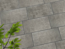 Verlegte CreativeLine-Platten in beige von Woehe & Heydemann in 80x40 – Naturstein-Optik mit harmonischer Linienführung 