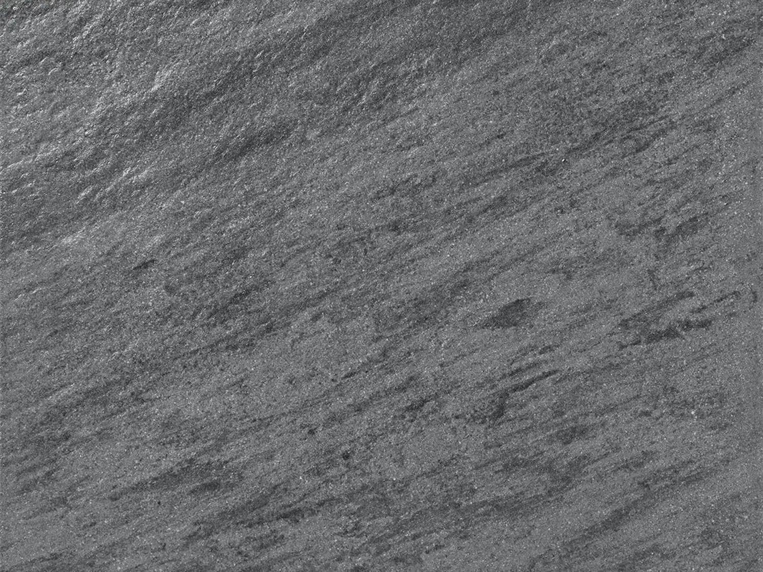 CreativeLine-Terrassenplatte in grauer Naturstein-Optik von Woehe & Heydemann - nachhaltige feine Oberfläche