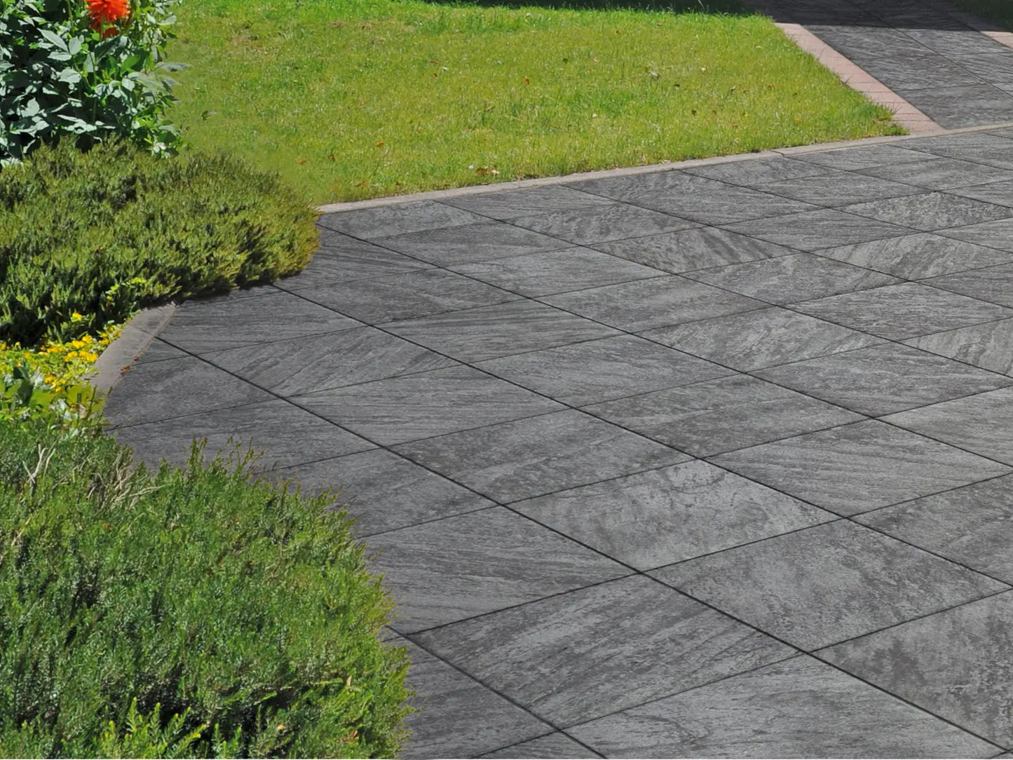 Verlegte CreativeLine-Platten in grau/anthrazit von Woehe & Heydemann in 50x50 – Naturstein-Optik mit harmonischer Linienführung 