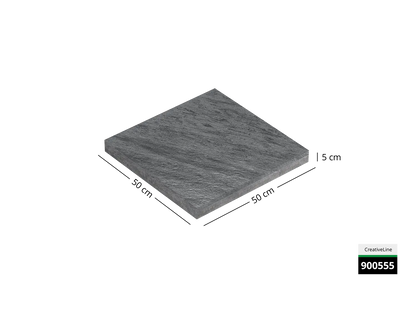 Saubere Schnittkante der 50x50 Terrassenplatte in grauer Natursteinoptik von Woehe & Heydemann mit strukturierter Oberfläche  