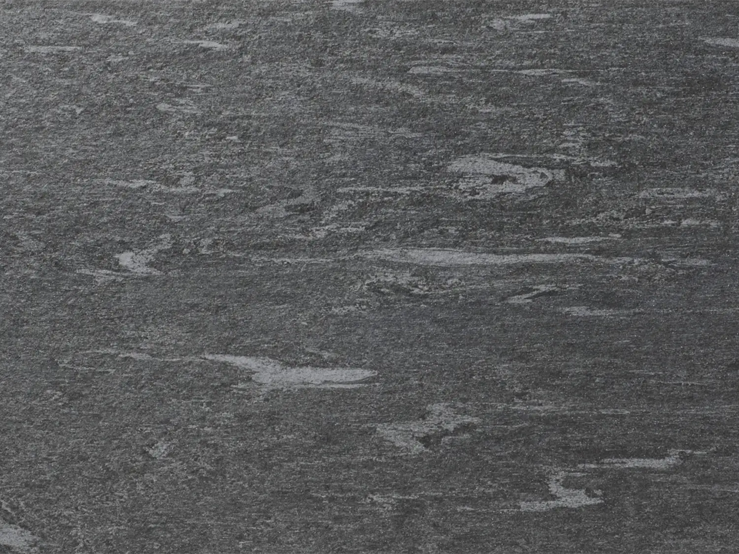 CeramicLine²-Terrassenplatte in grauer Naturstein-Optik von Woehe & Heydemann mit feiner Oberfläche