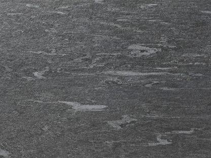 CeramicLine²-Terrassenplatte in grauer Naturstein-Optik von Woehe & Heydemann mit feiner Oberfläche