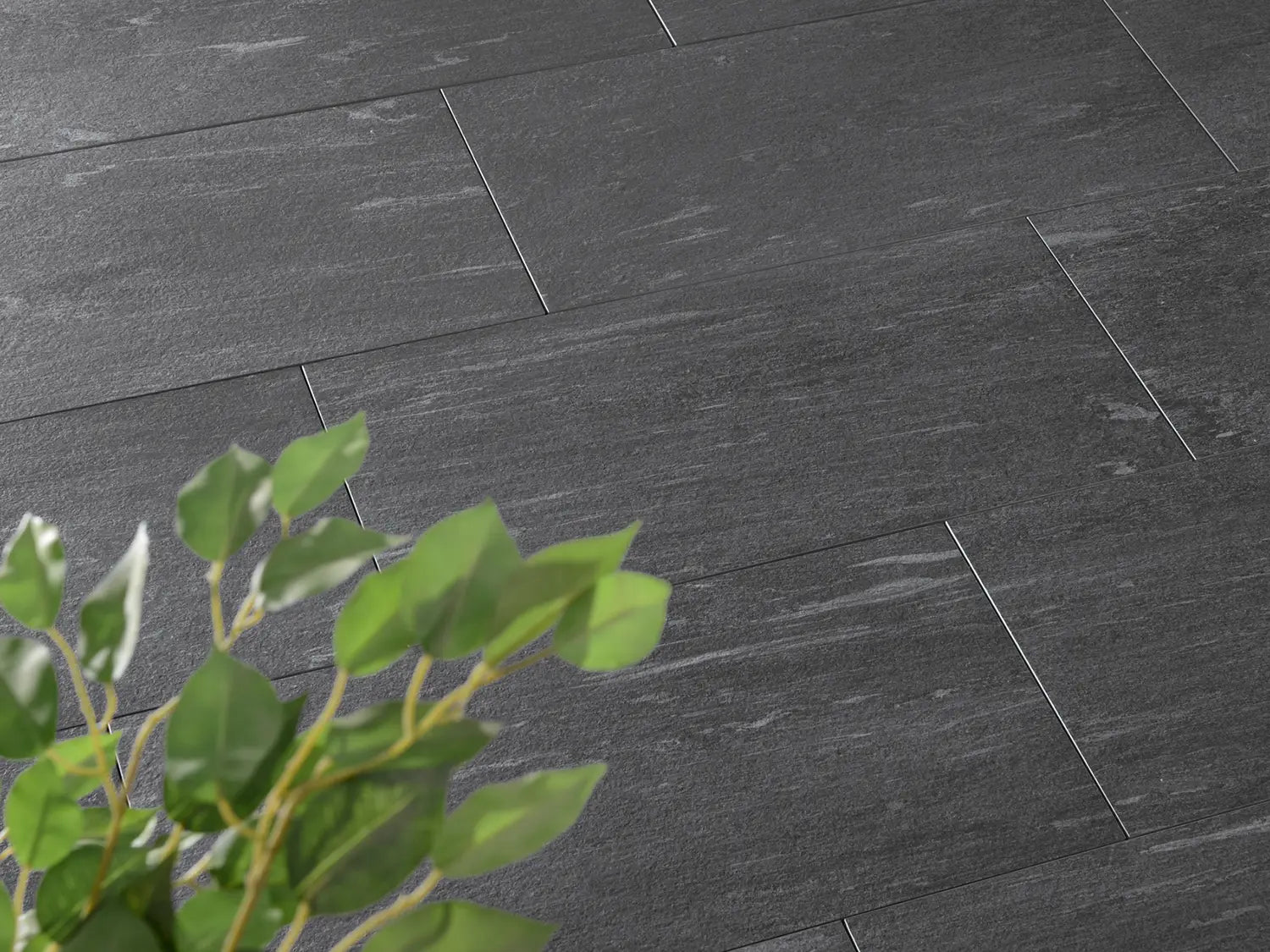 Verlegte CeramicLine²-Platten in grau von Woehe & Heydemann in 100x50 – Naturstein-Optik mit harmonischer Linienführung