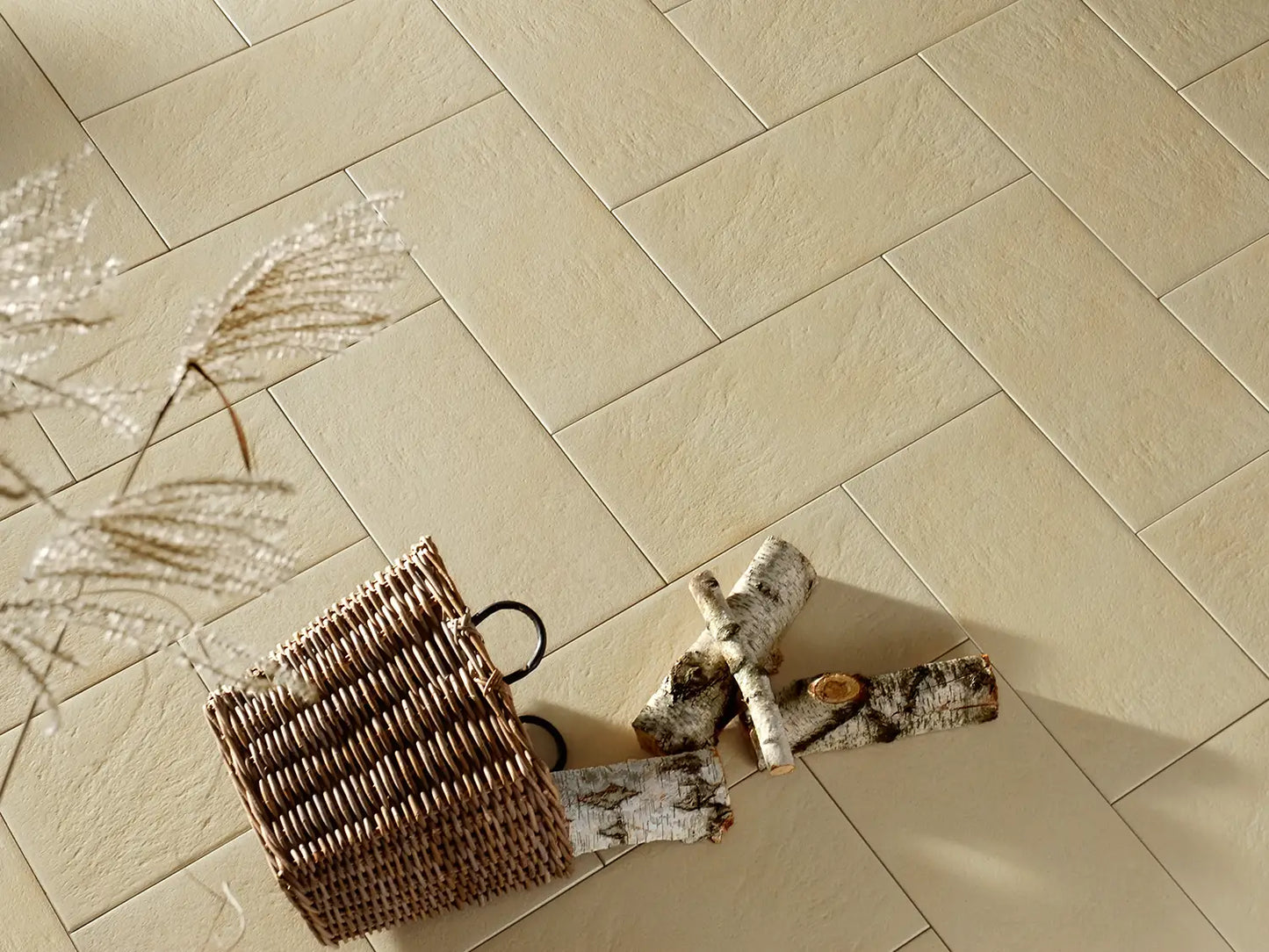Verlegte PremiumLine-Platten in beige von Woehe & Heydemann in 80x40 – Naturstein-Optik mit harmonischer Linienführung 