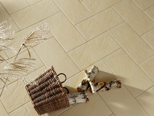 Verlegte PremiumLine-Platten in beige von Woehe & Heydemann in 80x40 – Naturstein-Optik mit harmonischer Linienführung 