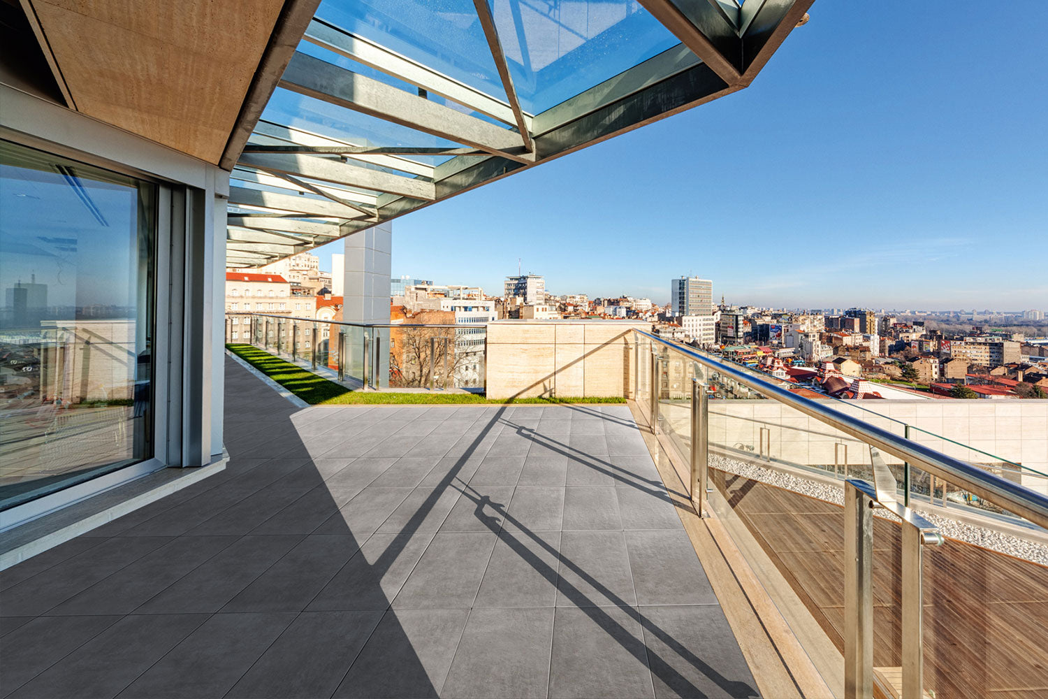 Neu CeramicLine³-Terrassenplatten von Woehe & Heydemann verlegt auf einer modernen Dachterrasse 
