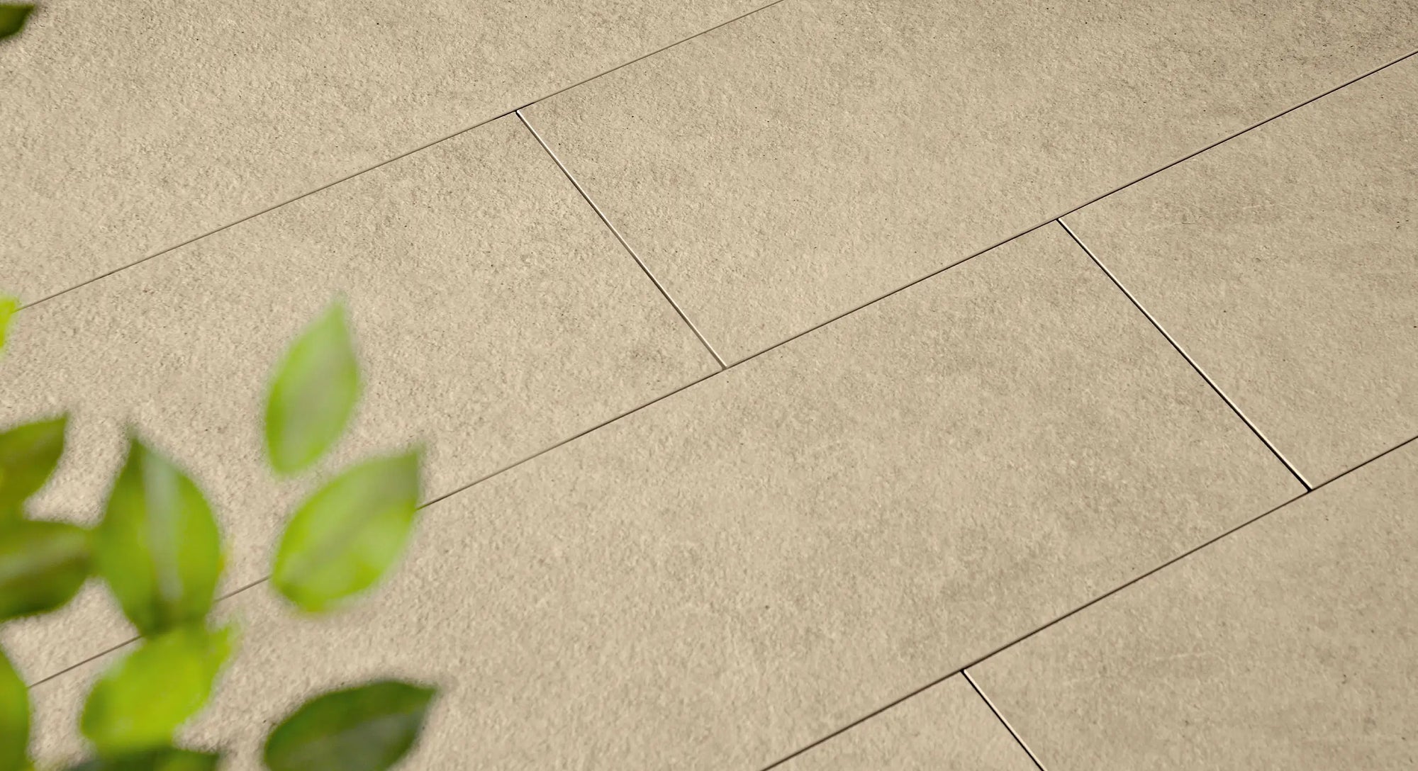 Verlegte CeramicLine²-Platten in beige von Woehe & Heydemann in 120x40 – Naturstein-Optik mit harmonischer Linienführung 