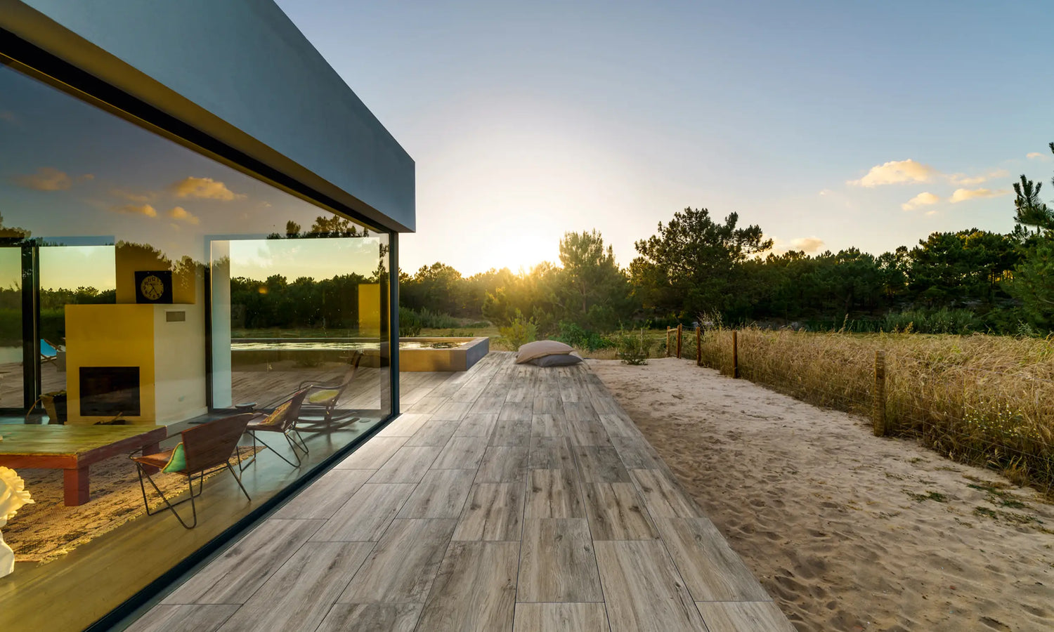 80x40 CeramicLine³-Terrassenplatten in Holzoptik von Woehe & Heydemann verlegt auf einer modernen Terrasse mit Pool