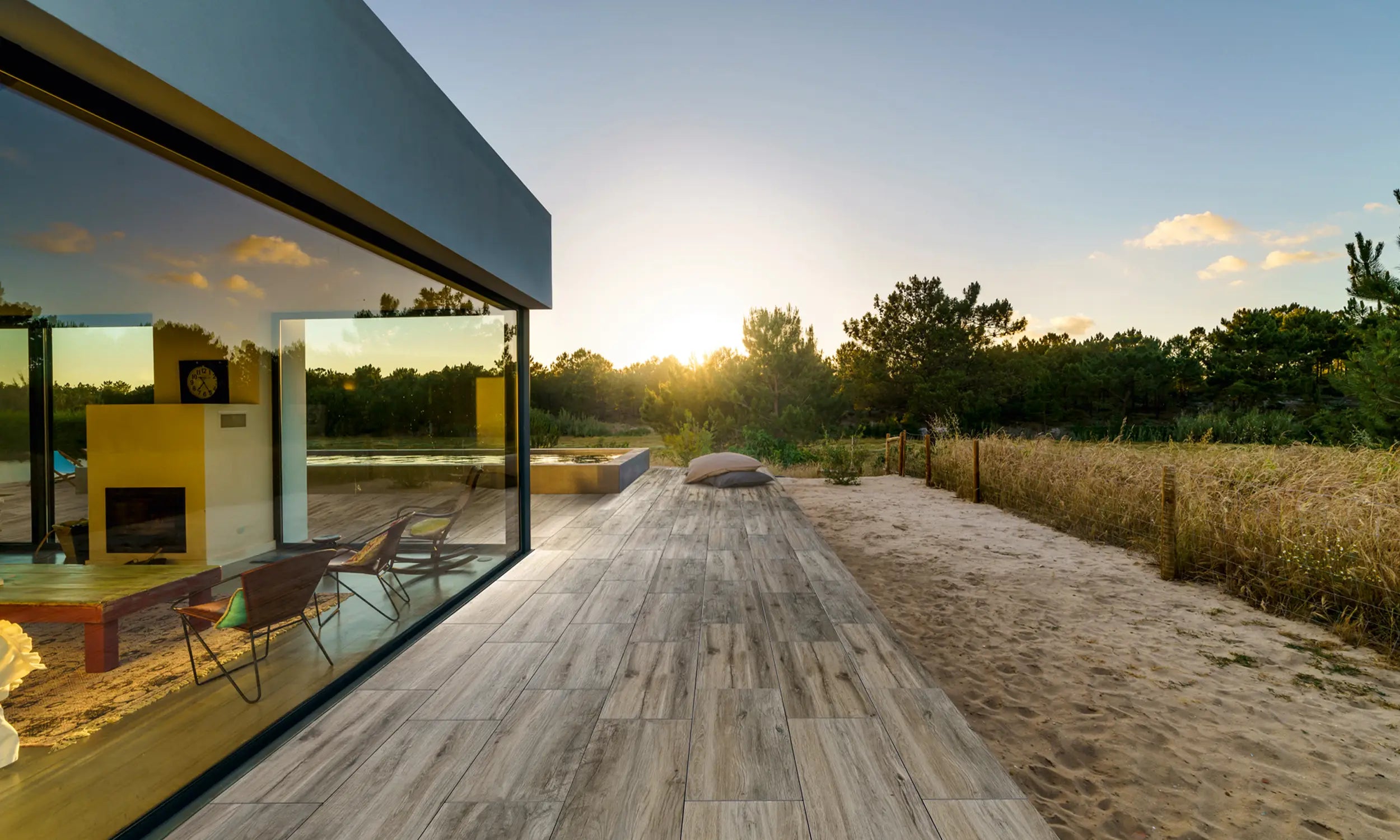 80x40 CeramicLine³-Terrassenplatten in Holzoptik von Woehe & Heydemann verlegt auf einer modernen Terrasse mit Pool
