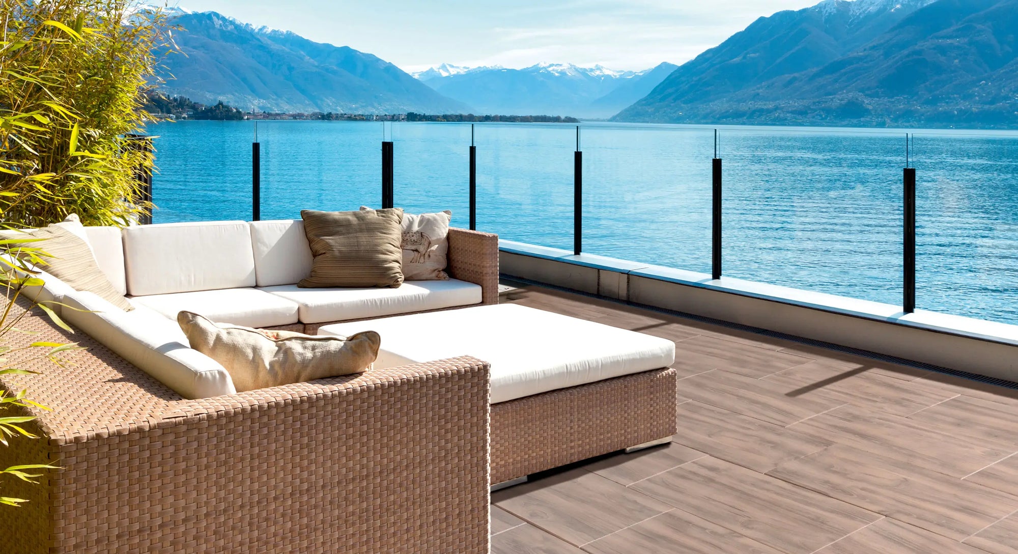 80x40 CreativeLine-Terrassenplatten in Holzoptik von Woehe & Heydemann verlegt auf einer modernen Terrasse mit Blick auf die Berge und den See