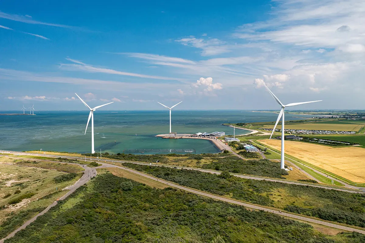 Woehe & Heydemann Stimmungsbild mit Windrädern am Meer zu Energie und Klimaschutz im Nachhaltigkeitsbericht 2021