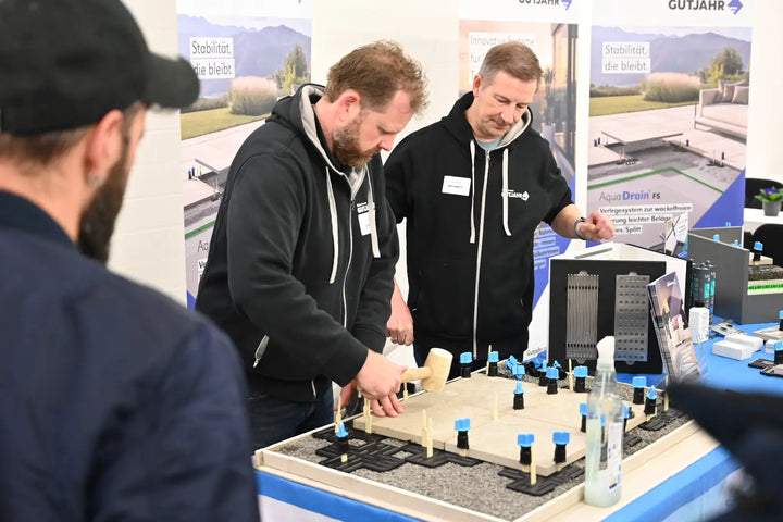 Gutjahr Praxisworkshop zum Verlegen von Terrassenplatten auf dem Forum Kummerfeld 2026 von Woehe & Heydemann zur GalaBau-Weiterbildung