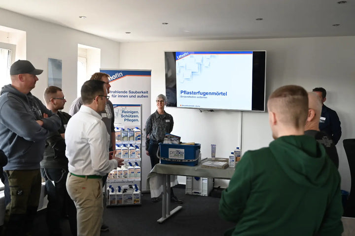 Lithofin Praxisworkshop zum Reinigen von Pflasterfugenmörtel auf dem Forum Kummerfeld 2026 von Woehe & Heydemann zur GalaBau-Weiterbildung