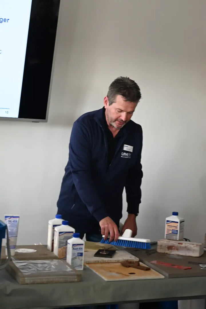 Lithofin Praxisworkshop zum Reinigen von Terrassenplatten auf dem Forum Kummerfeld 2026 von Woehe & Heydemann zur GalaBau-Weiterbildung