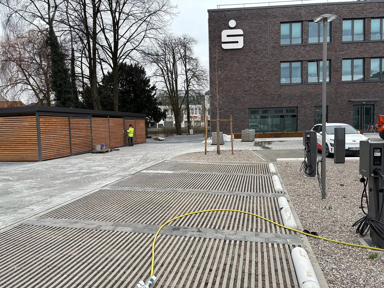 Woehe & Heydemann Projekt mit der Sparkasse Neumuenster bei dem auf dem Parkplatz die Rinn KL-Rasenfugenplatte verbaut wurde.