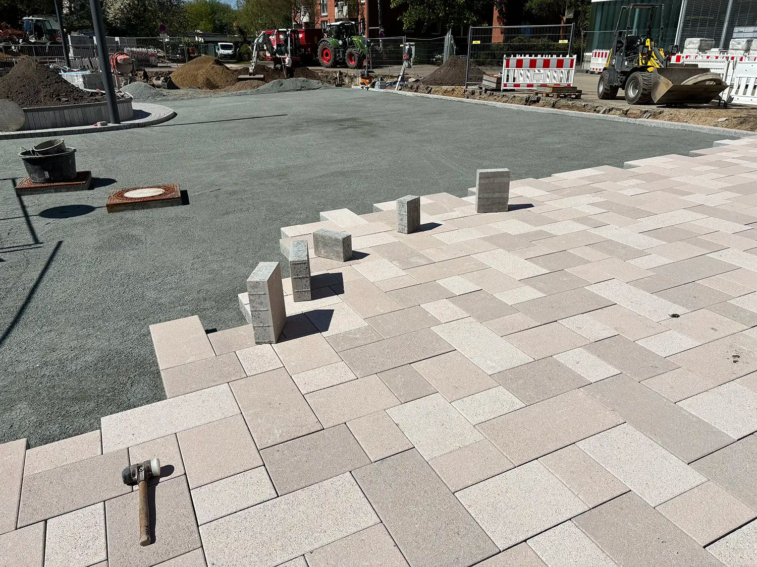 Woehe & Heydemann Projekt an der Ebertpassage Pinneberg beim Einbau von Rinn Magnum Pflaster.