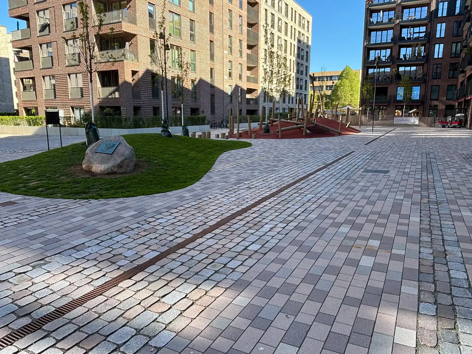 Woehe & Heydemann Projekt im Max-Brauer Quartier/ Kolbenhoefe in Hamburg bei dem Rinn Pflaster Siliton verbaut wurde.