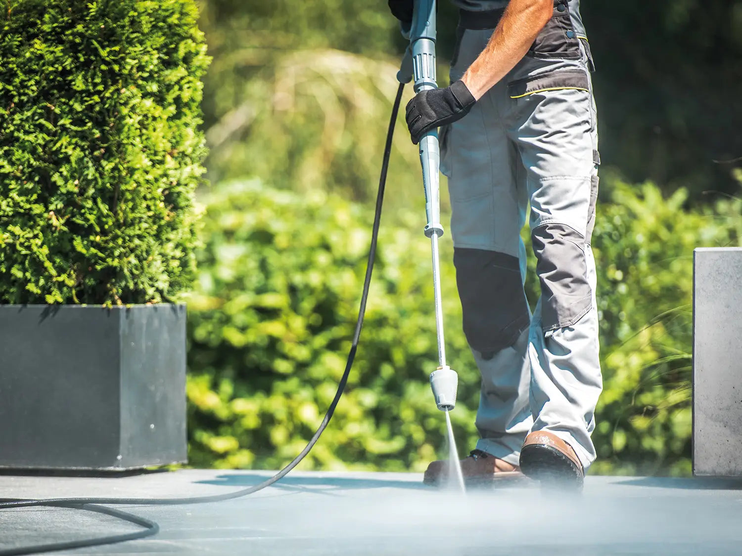 Woehe & Heydemann Terrassenplatten der Serie CeramicLine² aus Keramik werden mit Hochdruckreiniger gereinigt