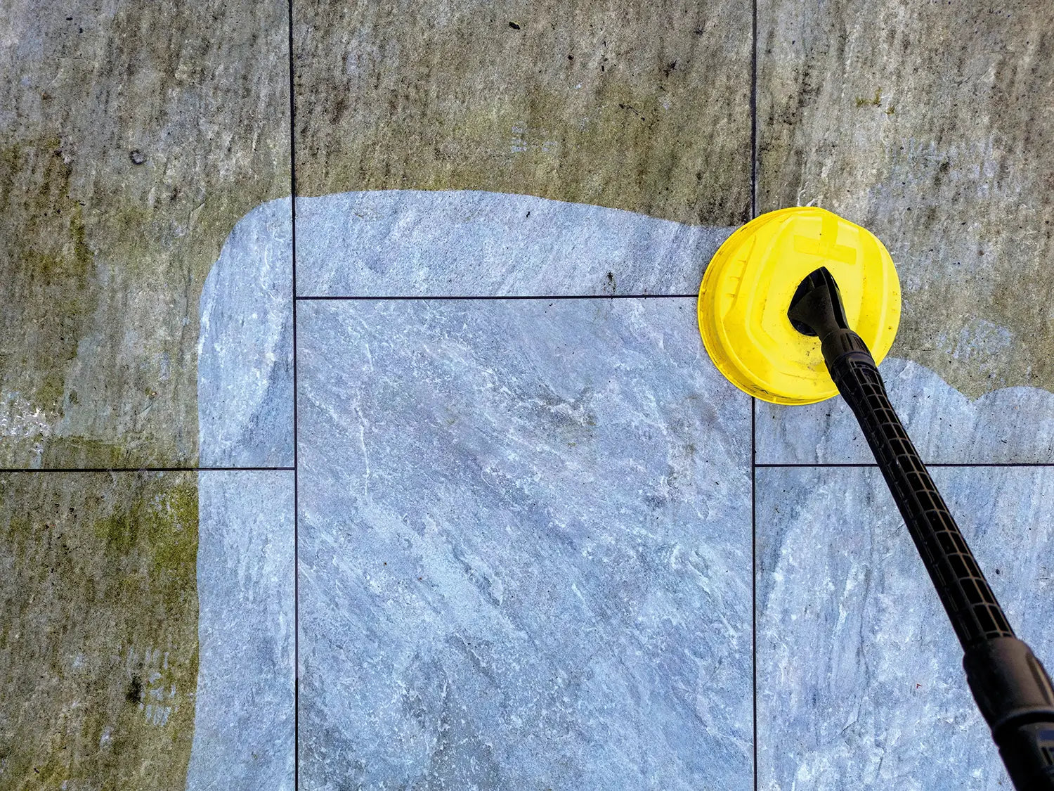 Woehe & Heydemann Terrassenplatten der Serie CeramicLine³ aus Keramik werden mit Hochdruckreiniger gereinigt