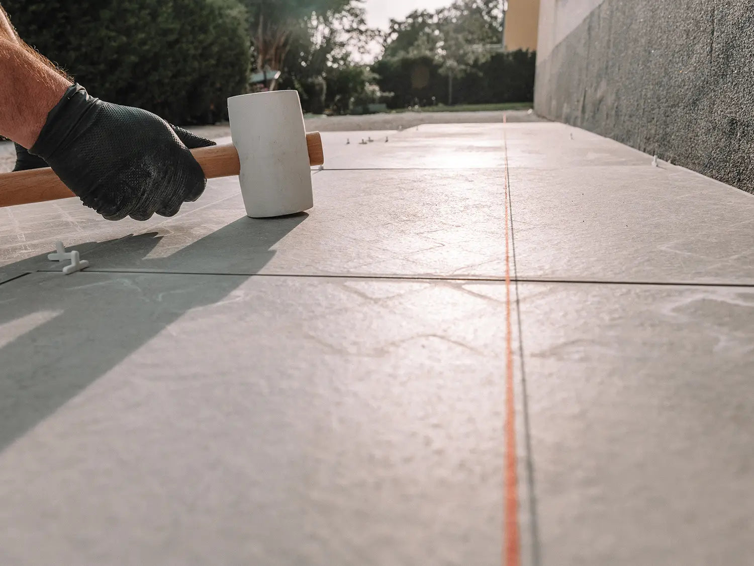 Woehe & Heydeman Terrassenplatten der Serie CeramicLine³ aus Keramik werden verlegt