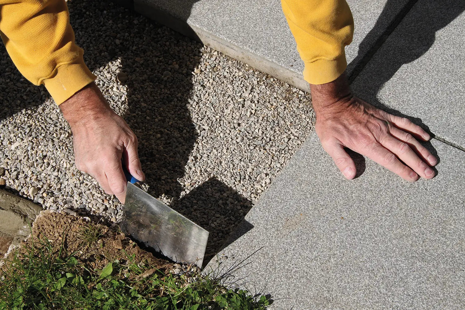 Woehe & Heydeman Terrassenplatten der Serie CreativeLine aus Beton werden im Splittbett verlegt