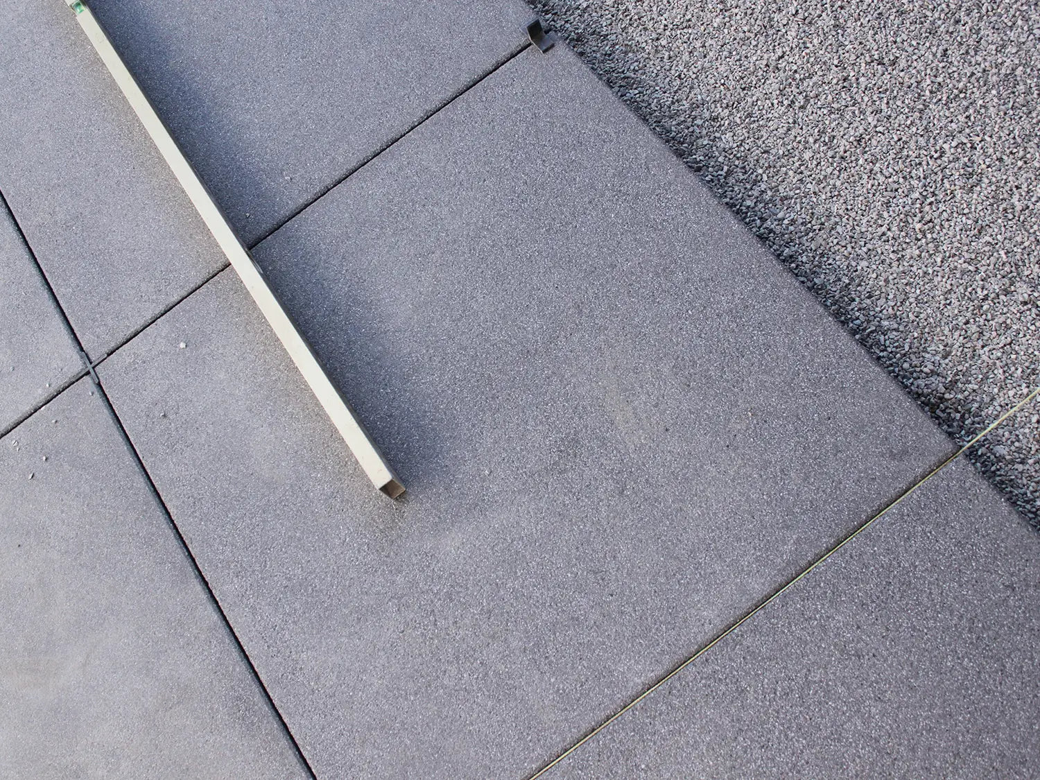 Woehe & Heydeman Terrassenplatten der Serie LuxoGran aus Beton werden im Splittbett verlegt