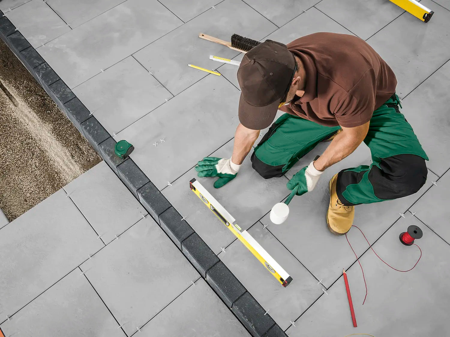 Woehe & Heydeman Terrassenplatten der Serie NanoLine aus Beton werden im Splittbett verlegt