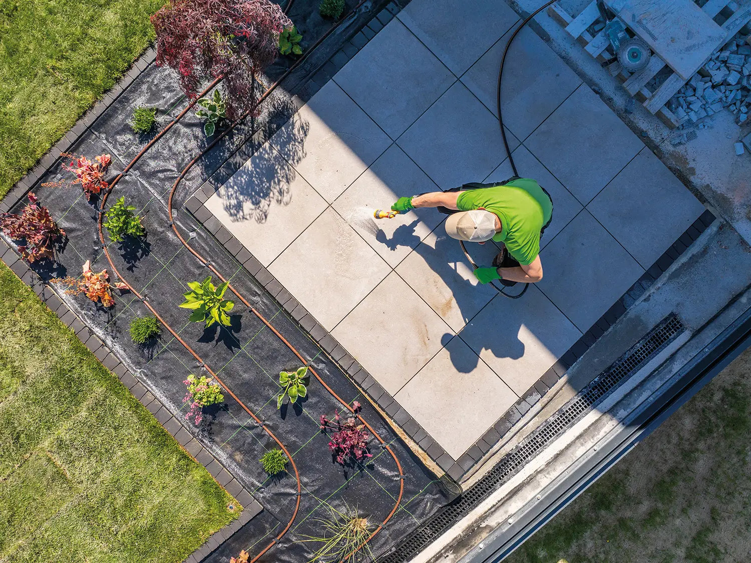Woehe & Heydemann Terrassenplatten der Serie PremiumLine aus Beton werden mit Wasser gereinigt