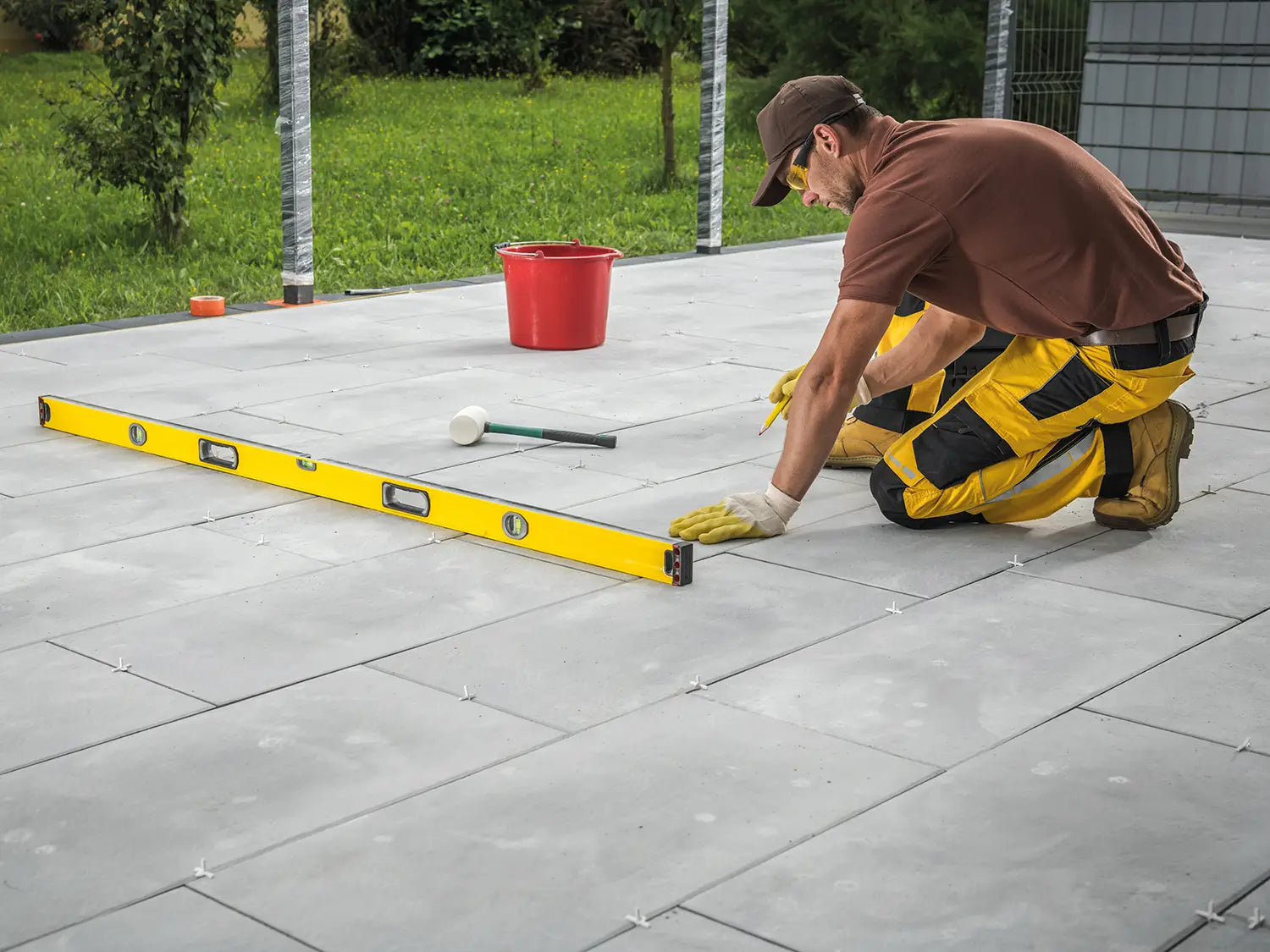Woehe & Heydeman Terrassenplatten der Serie PremiumLine aus Beton werden im Splittbett verlegt