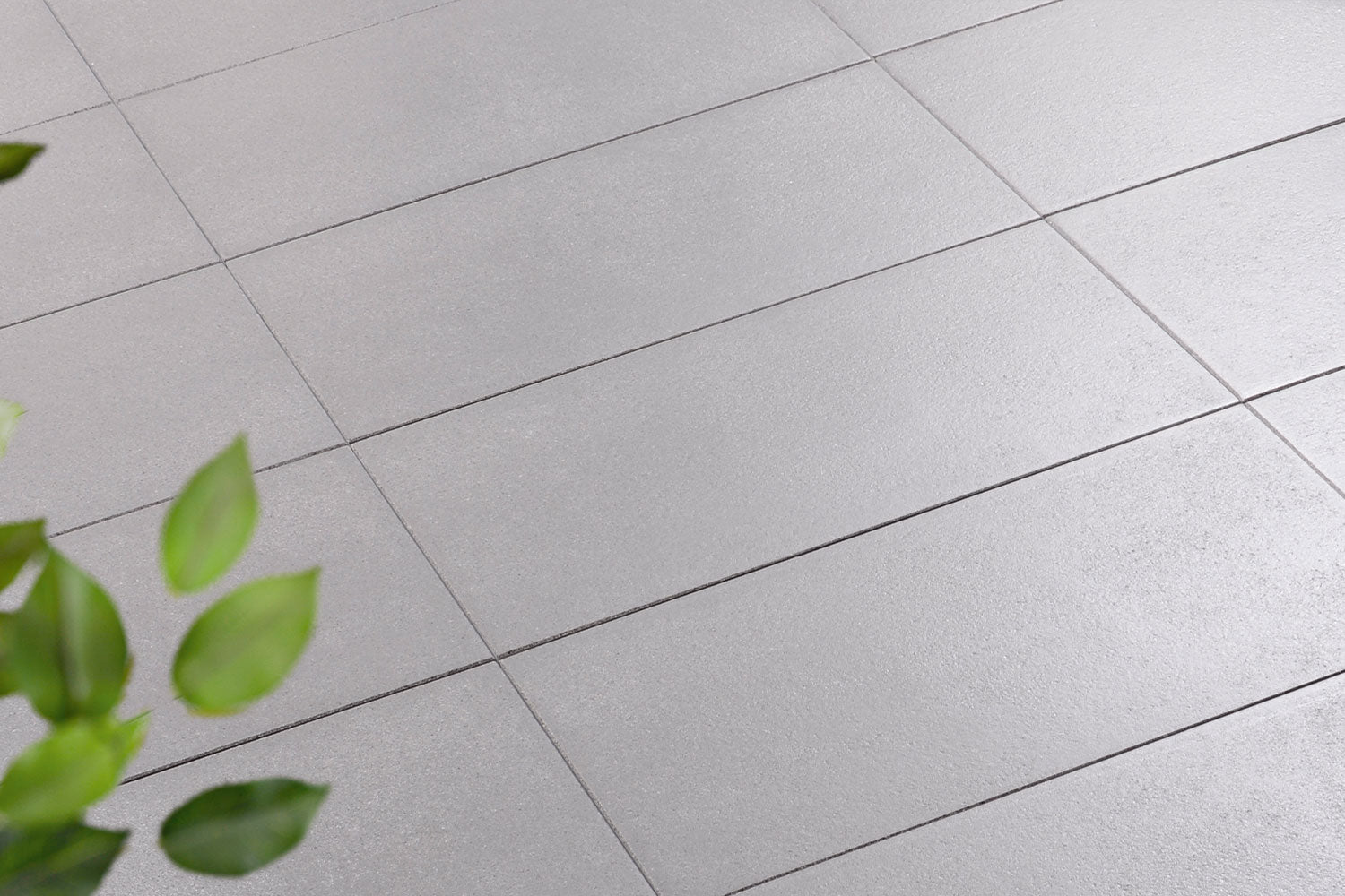 Verlegte PremiumLine-Terrassenplatten in grau von Woehe & Heydemann in 80x40 – Naturstein-Optik mit harmonischer Linienführung