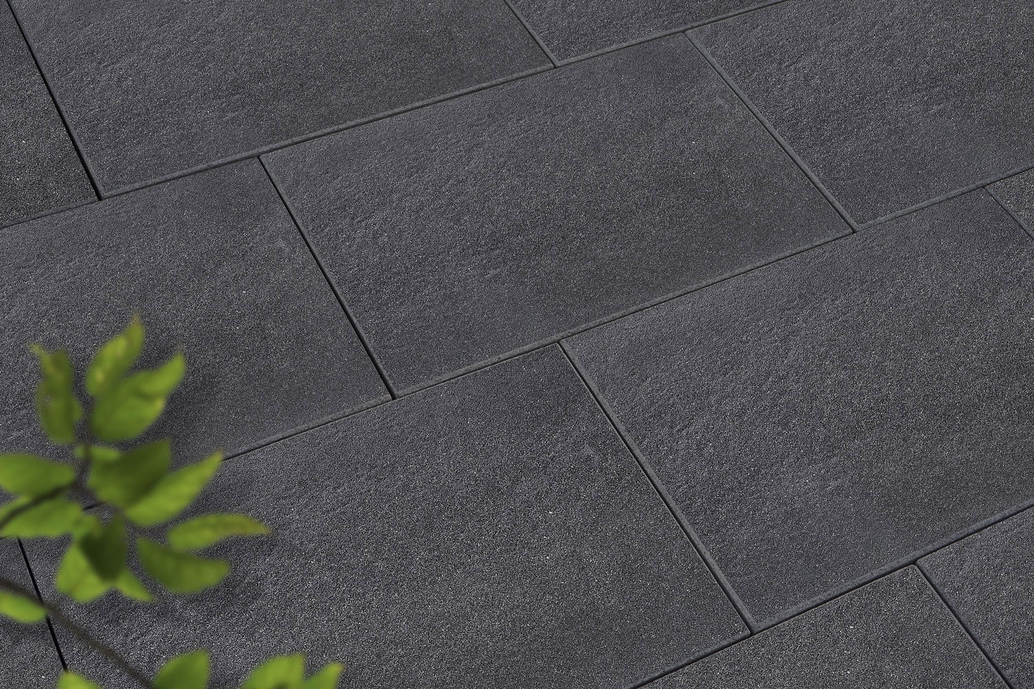 Verlegte CeramicLine²-Platten in grau von Woehe & Heydemann in 60x40 – Naturstein-Optik mit harmonischer Linienführung