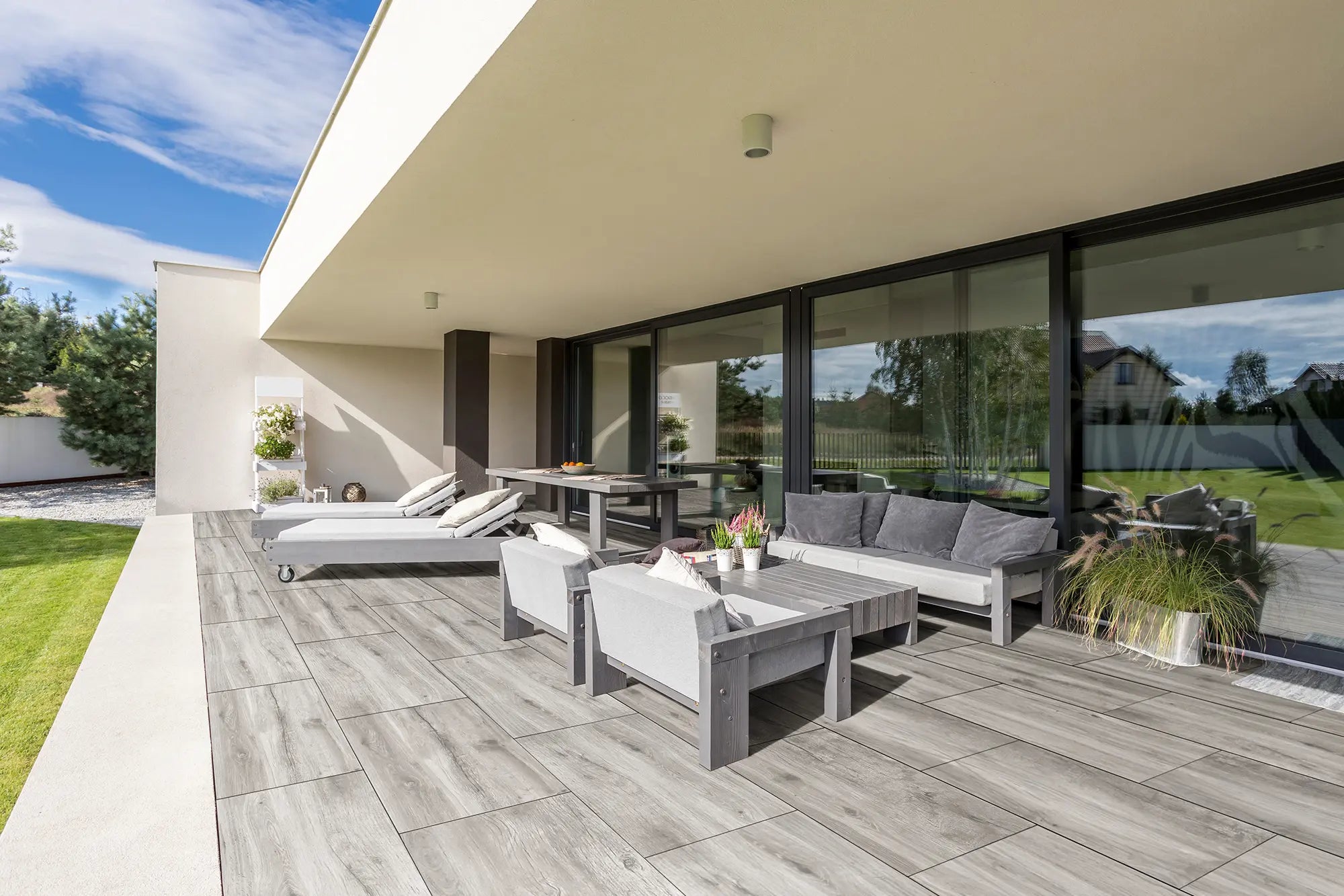 Moderne Terrasse mit Dekor-NanoLine Terrassenplatten aus Beton in naturgetreuer Holzoptik von Woehe & Heydemann