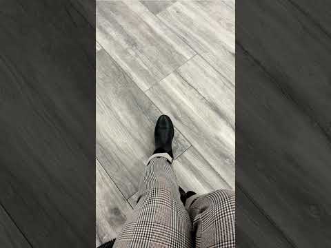 Verlegte NanoLine-Platten in grau von Woehe & Heydemann in 40x80. Holz-Optik mit harmonischer Linienführung.