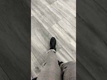 Verlegte NanoLine-Platten in grau von Woehe & Heydemann in 40x80. Holz-Optik mit harmonischer Linienführung.